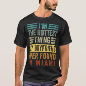 I'm The Hottest Thing My Boyfriend Ever Found In M Tシャツ (正面)