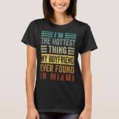 I'm The Hottest Thing My Boyfriend Ever Found In M Tシャツ (正面)