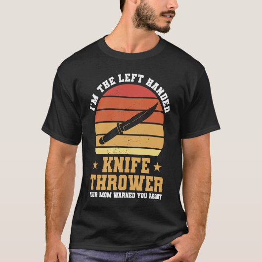 I'm The Left Handed Knife Thrower Your Mom Warned  Tシャツ (正面)