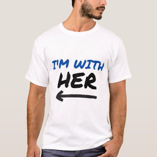 I'm With Her - Matching Couple Arrow Right Tシャツ (正面)
