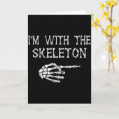 I'm With Skeleton Funny Couples Matching Halloween カード (黄色い花)