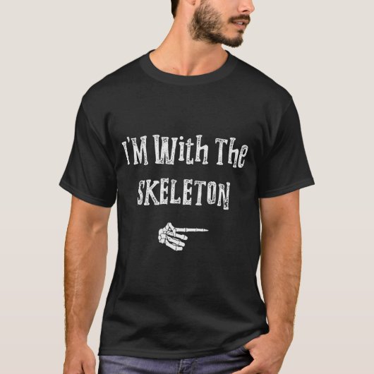 I'm With Skeleton Halloween Costume Funny Couples Tシャツ (正面)
