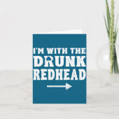 I'm With The Drunk Redhead Funny St Patricks Day  カード (正面)