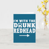 I'm With The Drunk Redhead Funny St Patricks Day  カード (黄色い花)