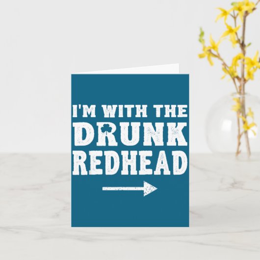 I'm With The Drunk Redhead Funny St Patricks Day  カード (黄色い花)