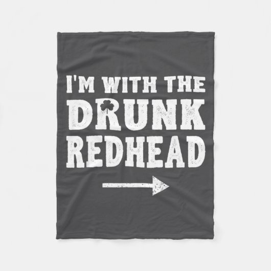 I'm With The Drunk Redhead Funny St Patricks Day フリースブランケット (正面)