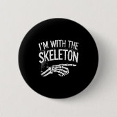 I'm With The Skeleton Funny Halloween Costume  缶バッジ (正面)