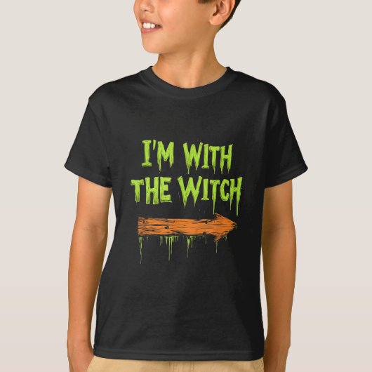 I'm With The Witch Funny Halloween His And Her  Tシャツ (正面)