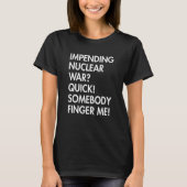 Impending Nuclear War Quick Somebody Finger Me App Tシャツ (正面)