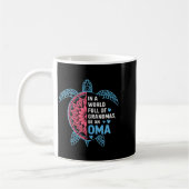 In A World Full Of Grandmas Be An Oma Turtle コーヒーマグカップ (左)