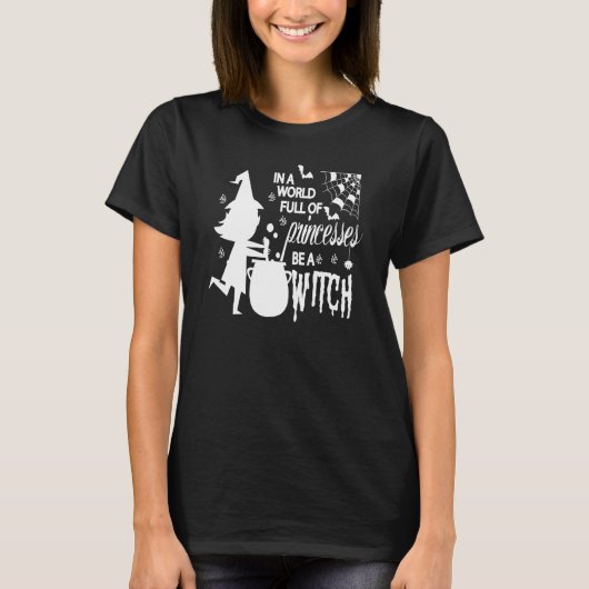 In A World Full Of Princesses Be A Witch Funny Hal Tシャツ (正面)