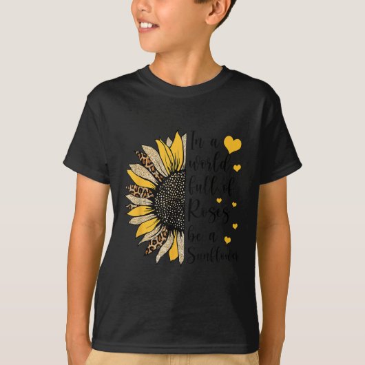 In A World Full Of Roses Be A Sunflower Flower Leo Tシャツ (正面)
