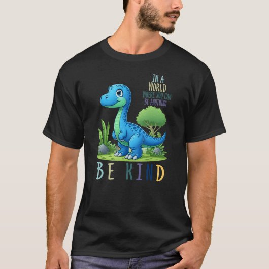In a World Where You Can Be Anything Be kind Dinos Tシャツ (正面)