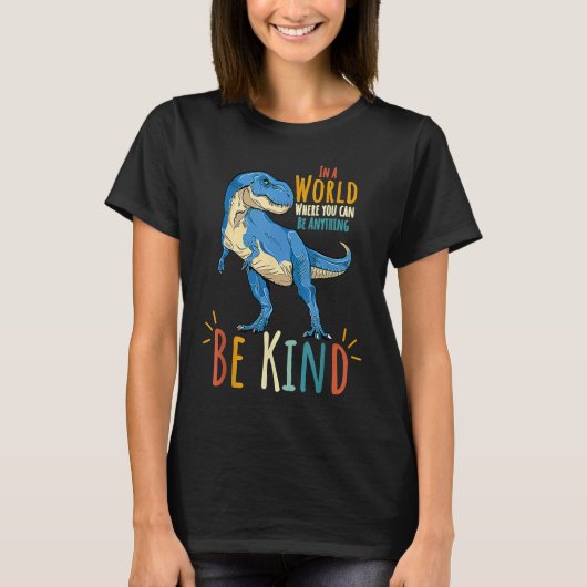 In a World Where You Can Be Anything Be kind Dinos Tシャツ (正面)