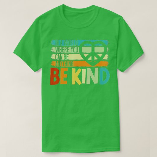 In A World Where You Can Be Anything Be Kind Kindn Tシャツ (デザイン正面)