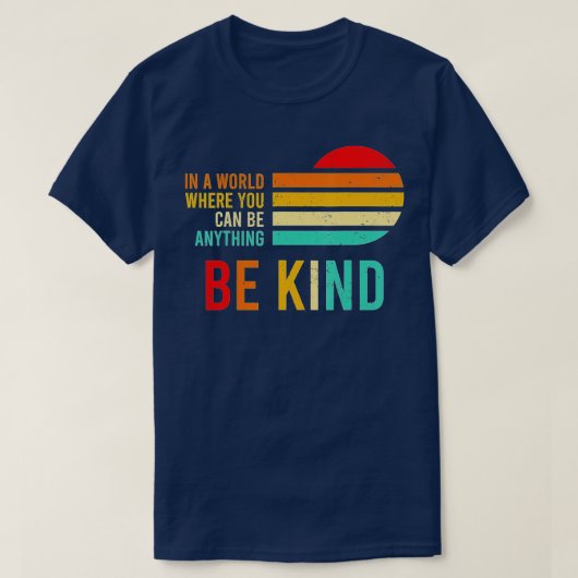 In A World Where You Can Be Anything Be kind Kindn Tシャツ (デザイン正面)