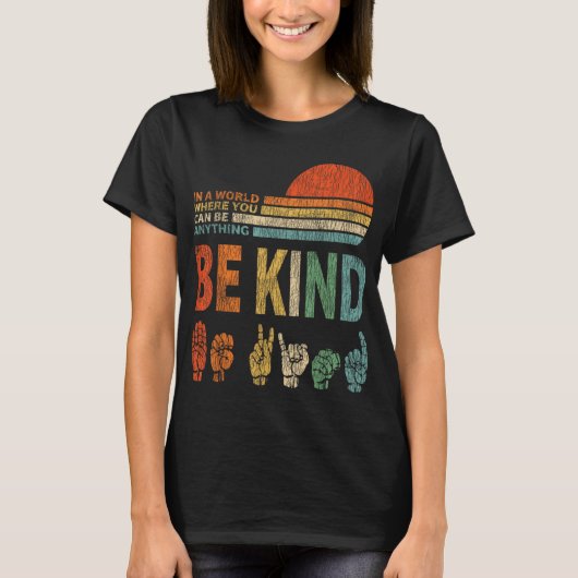In A World Where You Can Be Anything Be Kind Sign Tシャツ (正面)