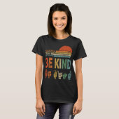 In A World Where You Can Be Anything Be Kind Sign Tシャツ (正面フル)
