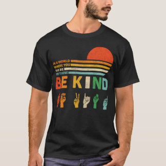in a world where you can be anything be kind tシャツ