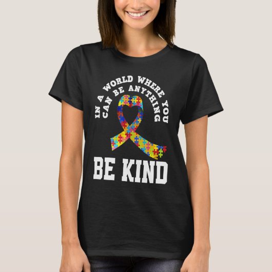 In A World You Can Be Anything Be Kind Autism Awar Tシャツ (正面)