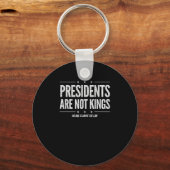 In America Presidents Are Not Kings Retro Classic キーホルダー (正面)