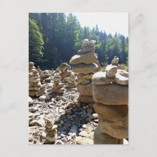 In Balance – Steintürme in der Natur Postkarte ポストカード