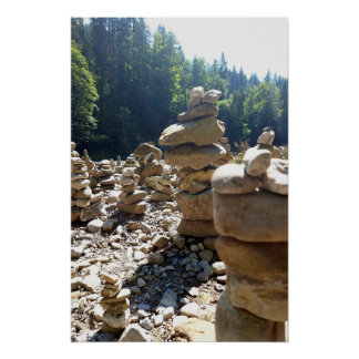 In Balance – Steintürme zwischen Wald und Wasser ポスター