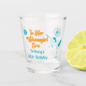 In Her Showgirl Eraかわいいおもしろい30歳の誕生日パーティー ショットグラス (正面)