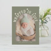 In Love 包まれた Sageグリーンフォト誕生 案内状 (スタンド正面)