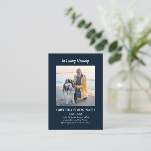 In Loving Memory写真青い葬式カード 名刺 (スタンド正面)