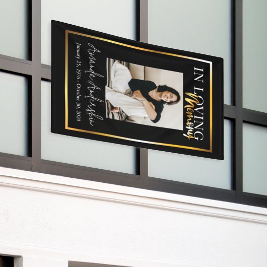 In Loving Memory金ゴールド葬儀記念写真 横断幕 (ビルの外側)