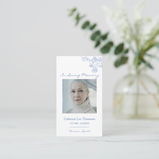 In Loving Memory Blue Floral Photo Prayer Card 名刺 (スタンド正面)