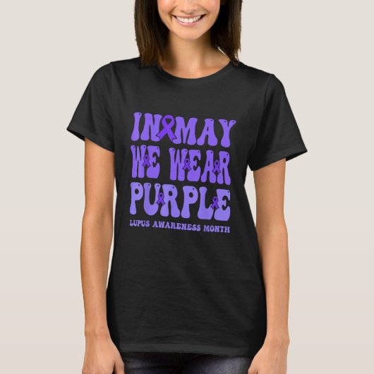in may we wear purple lupus awareness month groovy tシャツ (正面)