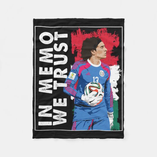 In Memo Ochoa We Trust Mexican Soccer フリースブランケット (正面)