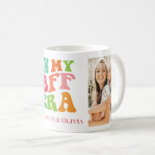 「In My BFF Era」カラフルレトロ2写真・名前 コーヒーマグカップ (正面右)