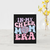 In My Cheer Mom Era Groovy Cheerleading Football M カード (黄色い花)
