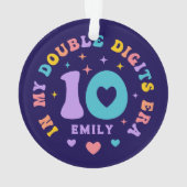 In My Double Digits時代のレトロカラフルタイポグラフィ オーナメント (裏面)