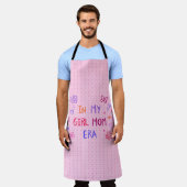  in my girl mom era CRAYON  エプロン (着用した状態)