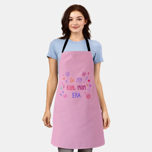  in my girl mom era CRAYON apron エプロン (着用した状態)