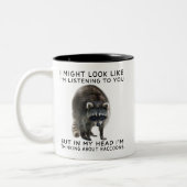 In My Head I'm Thinking About Raccoons Funny ツートーンマグカップ (左)