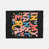 In My Nanny Era Retro Groovy Mothers Day Nanny But フリースブランケット (正面(横))