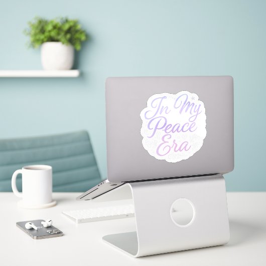 In My Peace Era – 美学やる気を起こさせる引用文 シール (デスク上のノートパソコン)