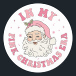 In My Pink Christmas Eraスタンプ ラウンドシール<br><div class="desc">「In My Pink Christmas Era」のステッカーで、フェスティバルの魅力のtouchを持ち物に追加。ノートブック、ノートパソコン、電話ケースなどのパーソナライズに最適な、このシールは、フェスティバルの懐かしさとスタイルのブレンドをカプセル化コンテンポラリーする。「In My Pink Christmas Era」という魅惑的なフレーズを使い、現在のフェスティバル気持ちに合わせたメッセージだ。宇宙や持ち物を明るくして、どこに行っても休日の精神の一部を明るくする！</div>