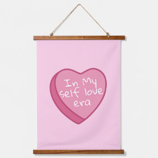 「In My Self Love Era（私の自己愛の時代）」木製トップウォールタペストリー 吊り下げ型タペストリー