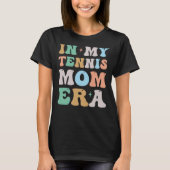 In My Tennis Mom Era Groovyレトロ Tシャツ (正面)