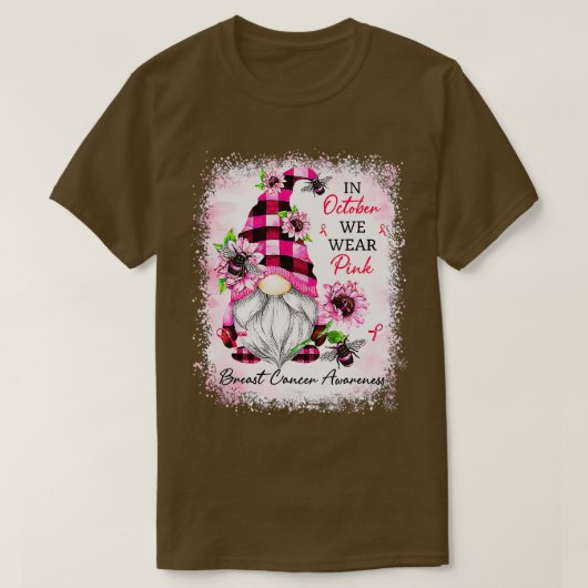 In October We Wear Pink Gnome Breast Cancer Awaren Tシャツ (デザイン正面)