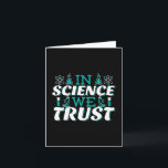 In Science We Trust引用文-先生 カード<br><div class="desc">科学では我々は引用文を信頼。キュート芸術的でおもしろい、宗教的なツイストの科学引用文。アートは男性または女性の科学先生のための顕微鏡とフラスコ実験装置を持っている。>科学先生評価、化学、生物学または物理ギーク、または科学者おたくの子供のために使用。>カスタマイズ！名前をカスタムする、写真、または文字の追加</div>