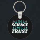 In Science We Trust引用文-先生 キーホルダー<br><div class="desc">科学では我々は引用文を信頼。キュート芸術的でおもしろい、宗教的なツイストの科学引用文。アートは男性または女性の科学先生のための顕微鏡とフラスコ実験装置を持っている。>科学先生評価、化学、生物学または物理ギーク、または科学者おたくの子供のために使用。>カスタマイズ！名前をカスタムする、写真、または文字の追加</div>