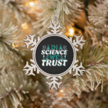 In Science We Trust引用文-先生 スノーフレークピューターオーナメント<br><div class="desc">科学では我々は引用文を信頼。キュート芸術的でおもしろい、宗教的なツイストの科学引用文。アートは男性または女性の科学先生のための顕微鏡とフラスコ実験装置を持っている。>科学先生評価、化学、生物学または物理ギーク、または科学者おたくの子供のために使用。>カスタマイズ！名前をカスタムする、写真、または文字の追加</div>