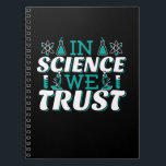 In Science We Trust引用文-先生 ノートブック<br><div class="desc">科学では我々は引用文を信頼。キュート芸術的でおもしろい、宗教的なツイストの科学引用文。アートは男性または女性の科学先生のための顕微鏡とフラスコ実験装置を持っている。>科学先生評価、化学、生物学または物理ギーク、または科学者おたくの子供のために使用。>カスタマイズ！名前をカスタムする、写真、または文字の追加</div>